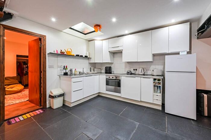 2 Bedroom Flat To Rent In Hackney, London, Bethnal Green, London, E2