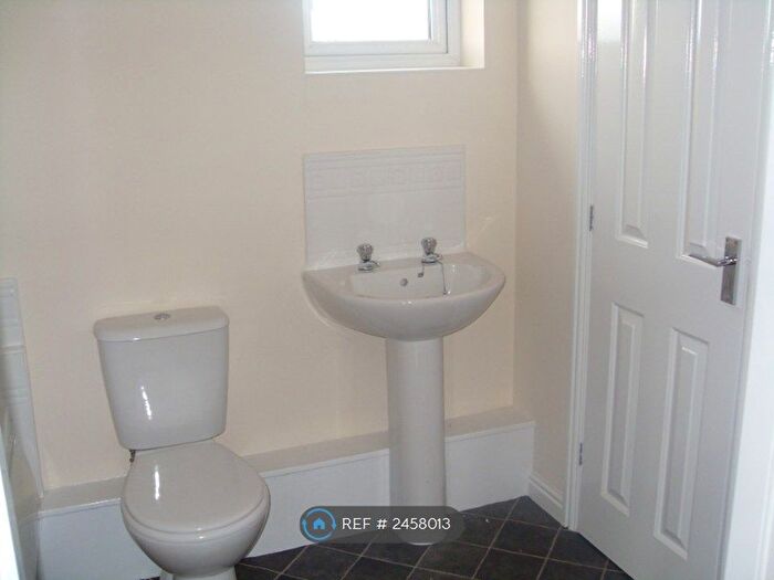 2 Bedroom Flat To Rent In Kingham Close, Wirral, CH46
