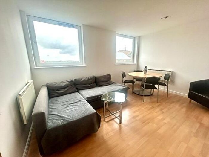 2 Bedroom Flat To Rent In High Street, Feltham, TW13