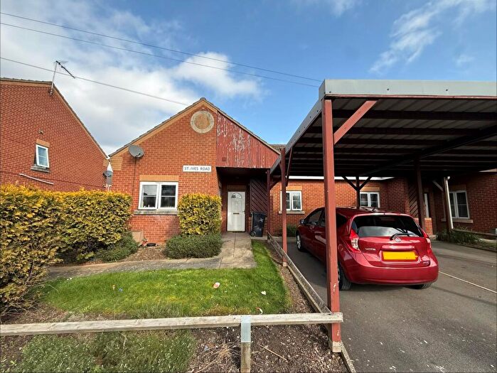 3 Bedroom Semi-Detached Bungalow For Sale In St. Ives Road, Leicester, LE4