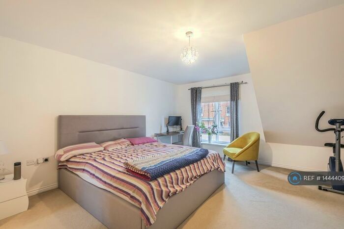 4 Bedroom Terraced House To Rent In Battle Square, Reading, RG30