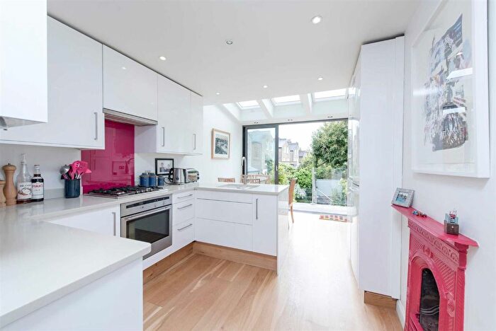 3 Bedroom Flat To Rent In Lower Richmond Road, Putney, SW15