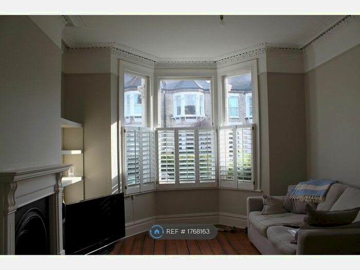 2 Bedroom Flat To Rent In Elms Crescent, Clapham, SW4