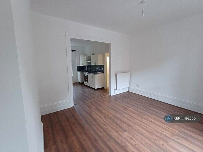 2 Bedroom Flat To Rent In Cressingham Road, London, SE13