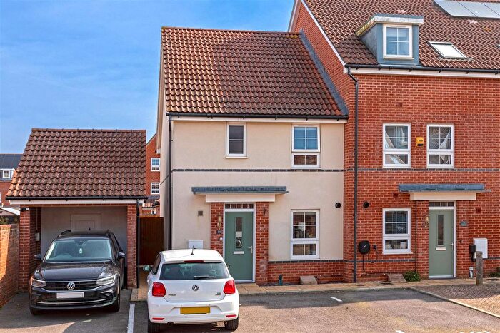 3 Bedroom End Of Terrace House For Sale In Brothers Avenue, Worthing, BN13