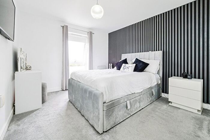 2 Bedroom Flat For Sale In Millfield Close, Hornchurch, Essex, RM11