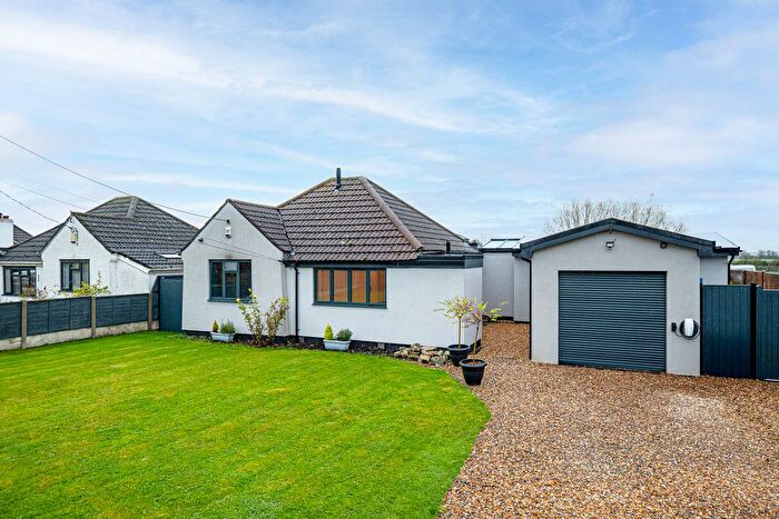 3 Bedroom Bungalow For Sale In Pudsey Hall Lane, Canewdon, SS4