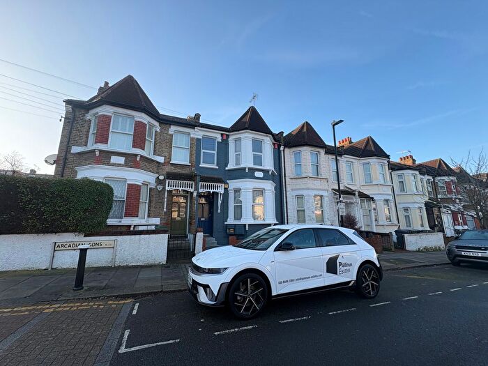 2 Bedroom Flat To Rent In Arcadian Gardens, London, N22