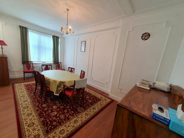 2 Bedroom Flat To Rent In Windsor Court - Golders Green Road, Golders Green - London, NW11