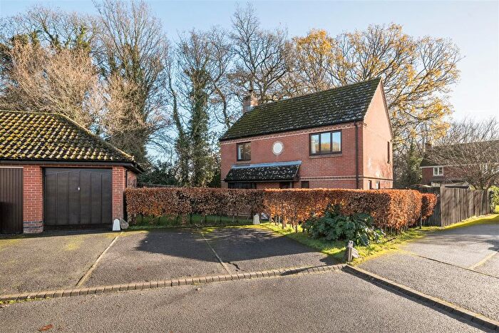 4 Bedroom Detached House For Sale In Maple Close, Pewsey, SN9