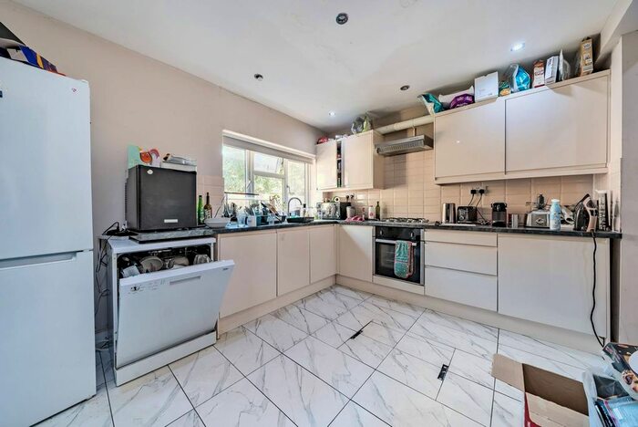 4 Bedroom Property To Rent In Broadwater Road, Tooting Broadway, London, SW17