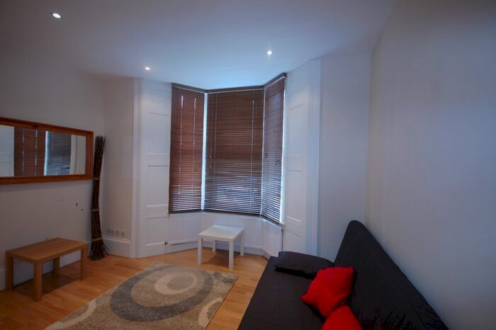 Studio To Rent In Blackboy Lane, London N15