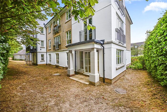 2 Bedroom Flat For Sale In Tudor Way, Knaphill, Surrey, GU21