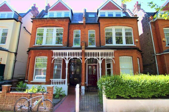 Flat To Rent In Kings Avenue, London, N10