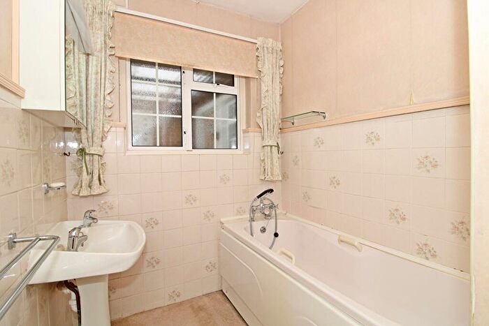 3 Bedroom Detached House For Sale In Hayes Way, Park Langley, Beckenham, BR3