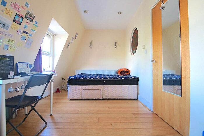 2 Bedroom Flat To Rent In Mile End Road, London, E1