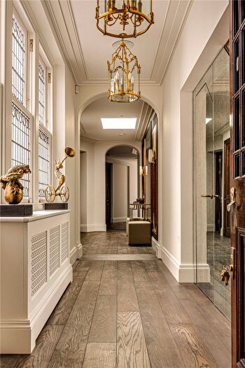 3 Bedroom Flat To Rent In South Street, Mayfair, London, W1K