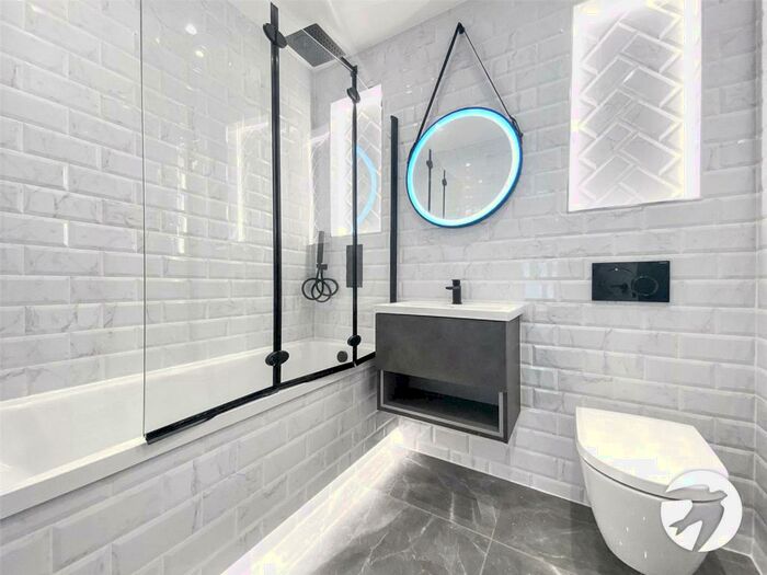 1 Bedroom Flat To Rent In High Street, Chatham, ME4