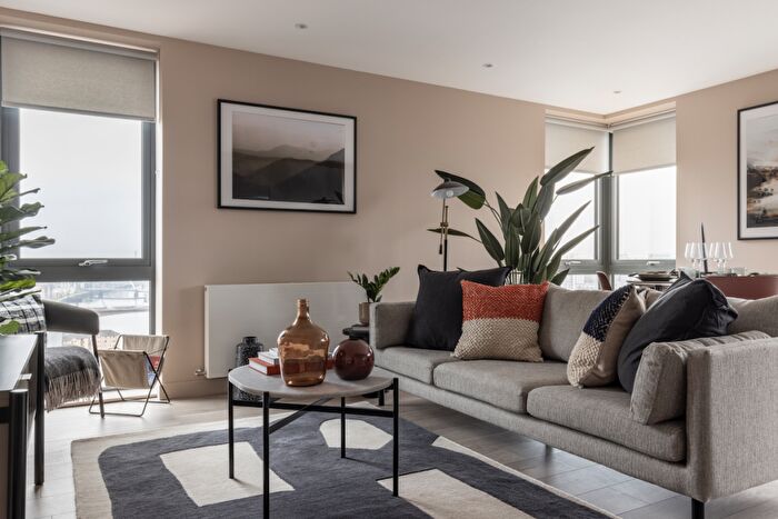 2 Bedroom Flat To Rent In Clyde Place, Solasta Riverside, Glasgow, G5