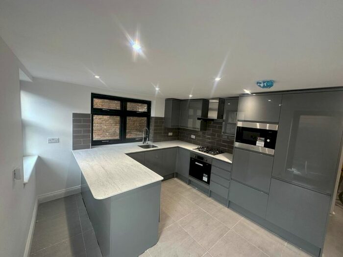 4 Bedroom Semi-Detached House To Rent In Waddon Road, Croydon, CR0