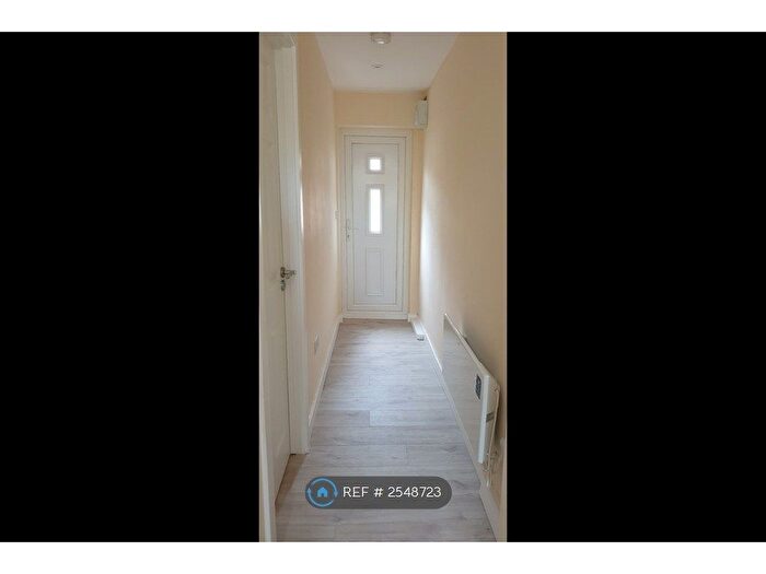 1 Bedroom Flat To Rent In Larch Crescent, Hayes, UB4