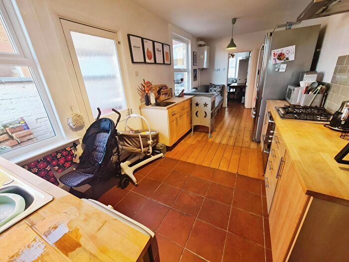 3 Bedroom Terraced House For Sale In Windsor Street, Milton Keynes, MK12