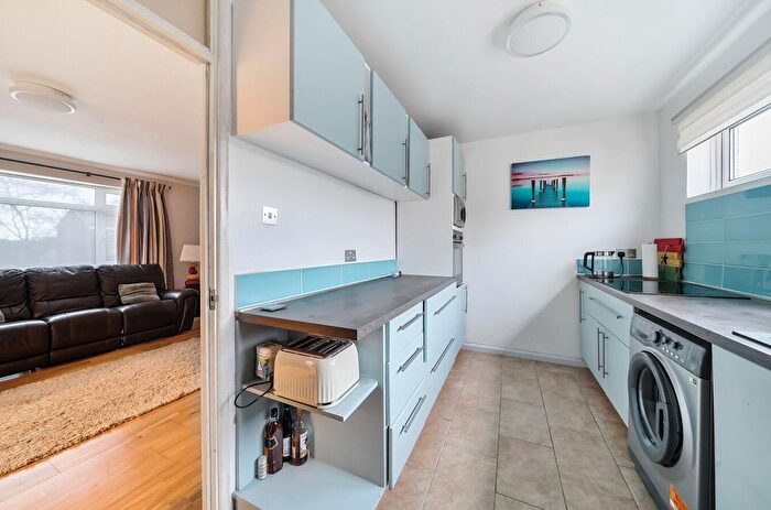 2 Bedroom Flat For Sale In Deepdale, Bracknell, RG12