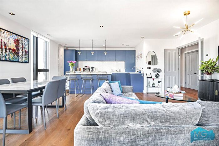 2 Bedroom Apartment For Sale In New Road, London, N8