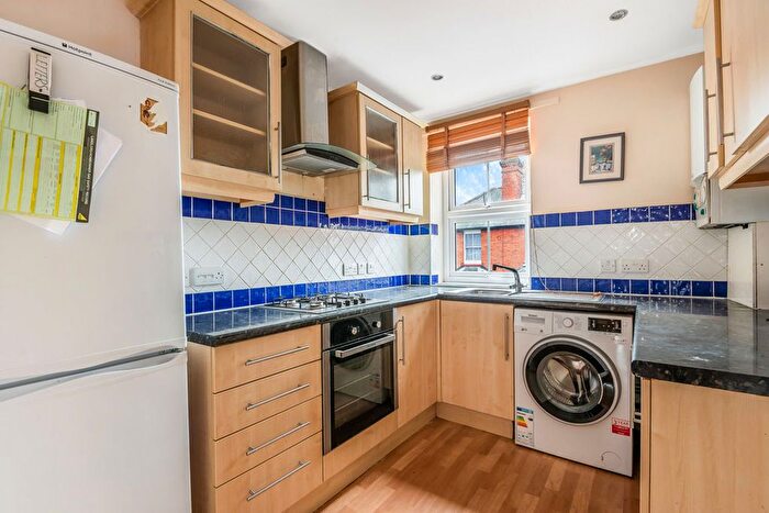 3 Bedroom Flat To Rent In Queens Road, Guildford, GU1