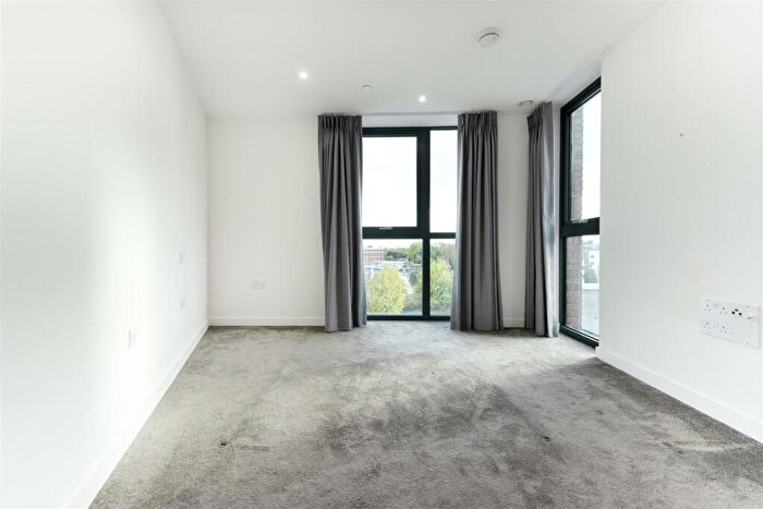 2 Bedroom Apartment To Rent In Coster Avenue, Hackney, N4