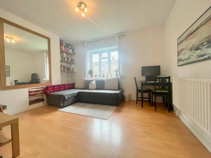 2 Bedroom Flat To Rent In Long Lane, London, SE1