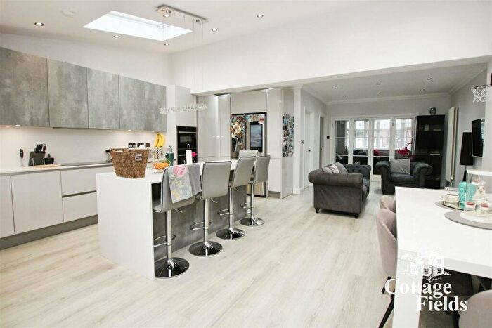 5 Bedroom House To Rent In Riversfield Road, Enfield - Newly Renovated To High Standards !!!, EN1