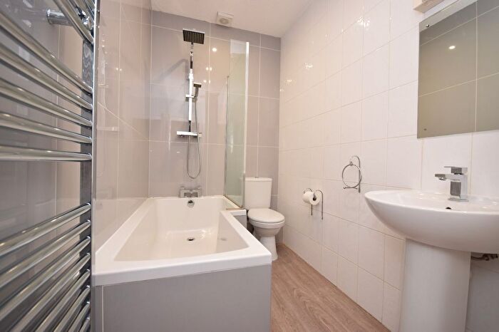 2 Bedroom Flat To Rent In King Lane, Leeds, West Yorkshire, LS17