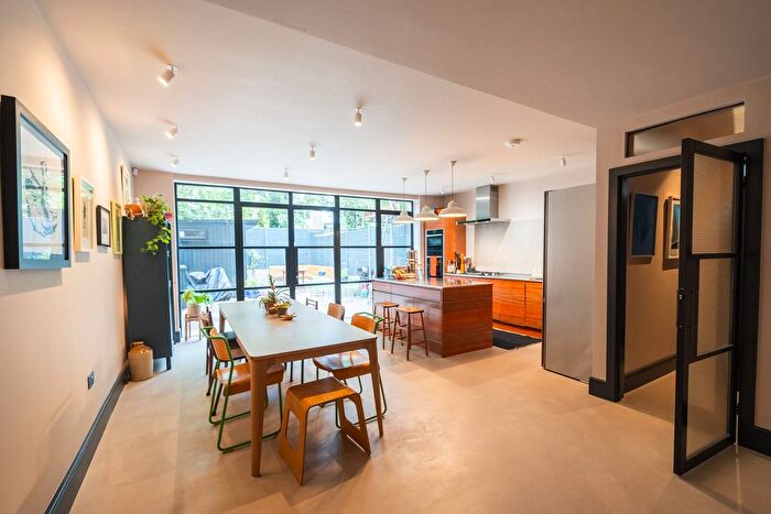 3 Bedroom Maisonette To Rent In Pemberton Gardens, Archway, London, N19
