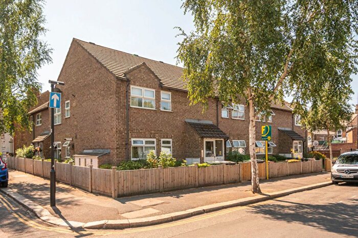2 Bedroom Flat For Sale In Ringwood Road, Walthamstow, London, E17