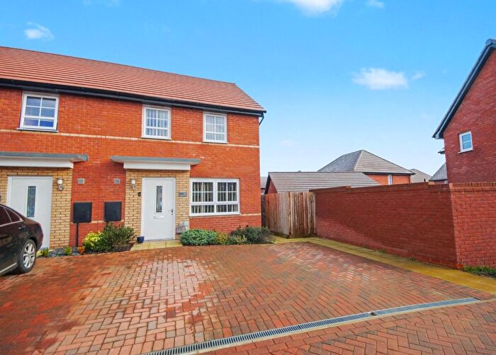 3 Bedroom Semi-Detached House For Sale In Collingtree Drive, Barton Seagrave, Kettering, NN15