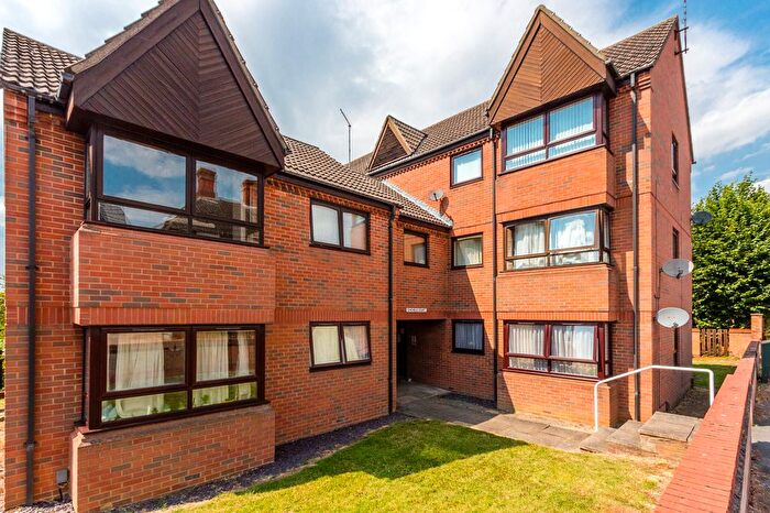 3 Bedroom Flat For Sale In North Street, Rushden, NN10