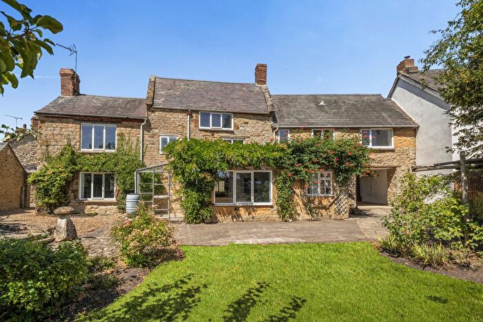 5 Bedroom Detached House For Sale In The Close, Greatworth, OX17