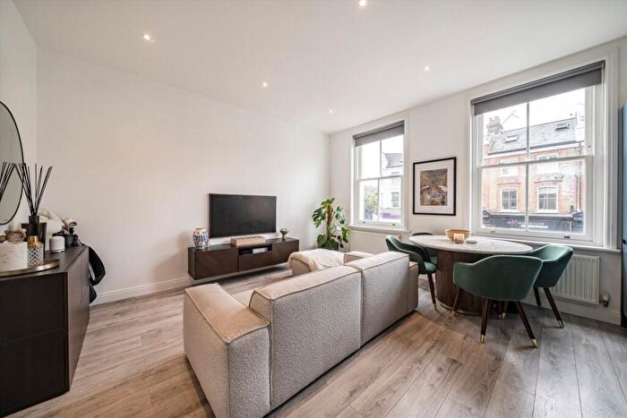 1 Bedroom Flat For Sale In Northcote Road, Between The Commons, SW11