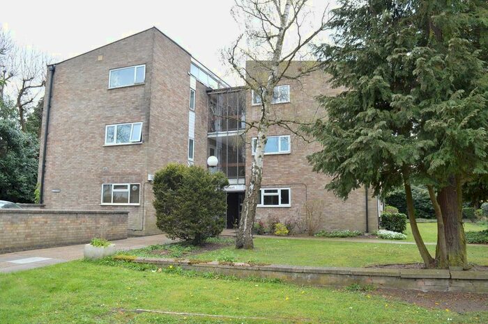 2 Bedroom Flat To Rent In Pine Grove, Weybridge KT13