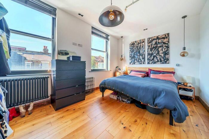 2 Bedroom Flat To Rent In Gordon Road, Nunhead, London, SE15