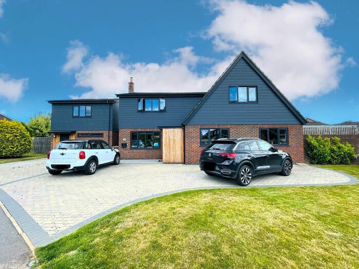 5 Bedroom Detached House To Rent In Grendon Close, Horley, RH6