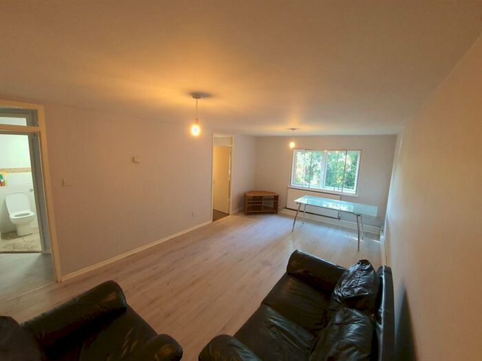 2 Bedroom Flat To Rent In Wheatley Close, Hendon, NW4