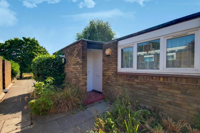 1 Bedroom Flat To Rent In Chandlers Way, Brockwell Park, London, SW2