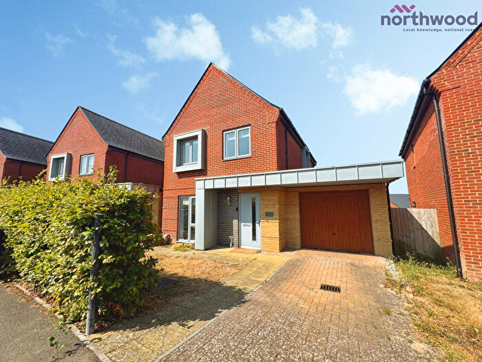 3 Bedroom Detached House To Rent In Maple Crescent, West Rnd, SO30