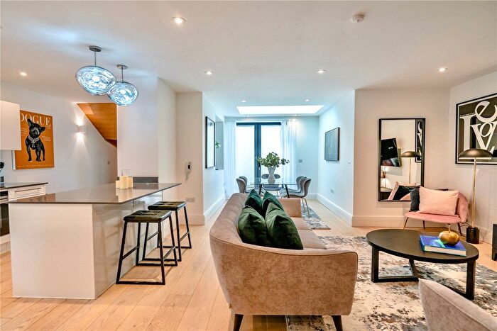 3 Bedroom Flat To Rent In Lincoln's Inn Fields, London, WC2A