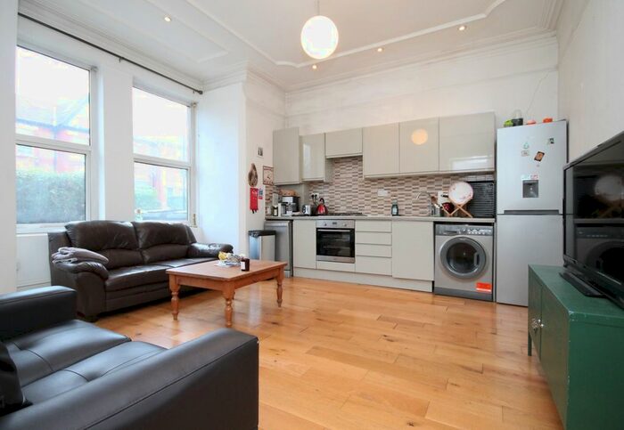 3 Bedroom Flat To Rent In Uplands Road, London N8
