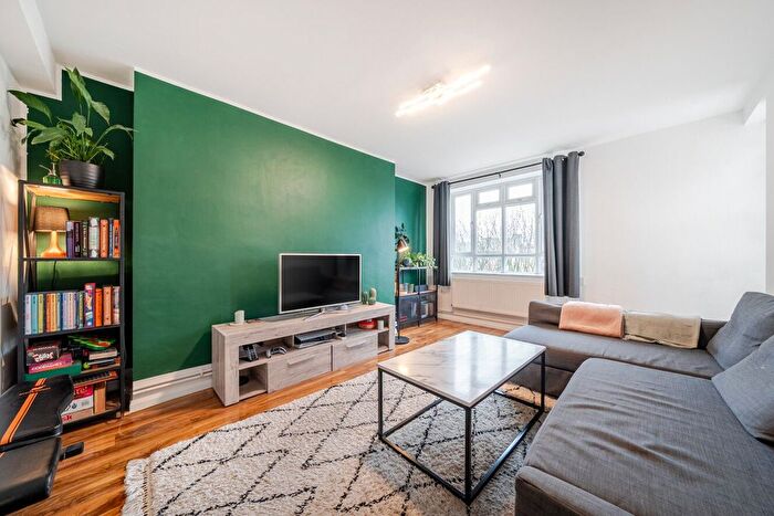 3 Bedroom Flat For Sale In Weir Road, London, SW12