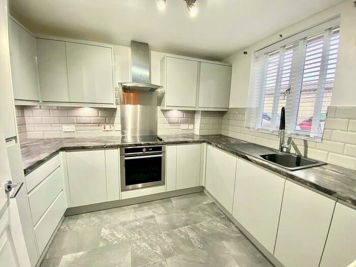 2 Bedroom Flat To Rent In Wellington Road, Leyton, London, E10