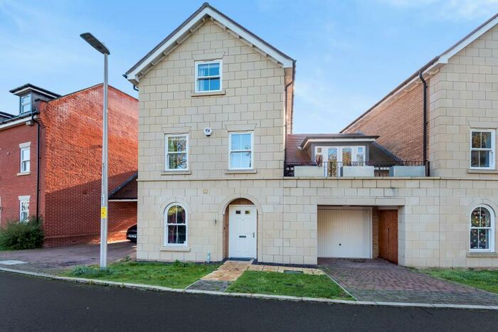4 Bedroom Link Detached House To Rent In Reservoir Crescent, Reading, RG1